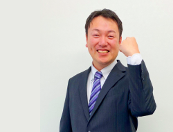 生徒の成長の兆しを見守る講師の様子